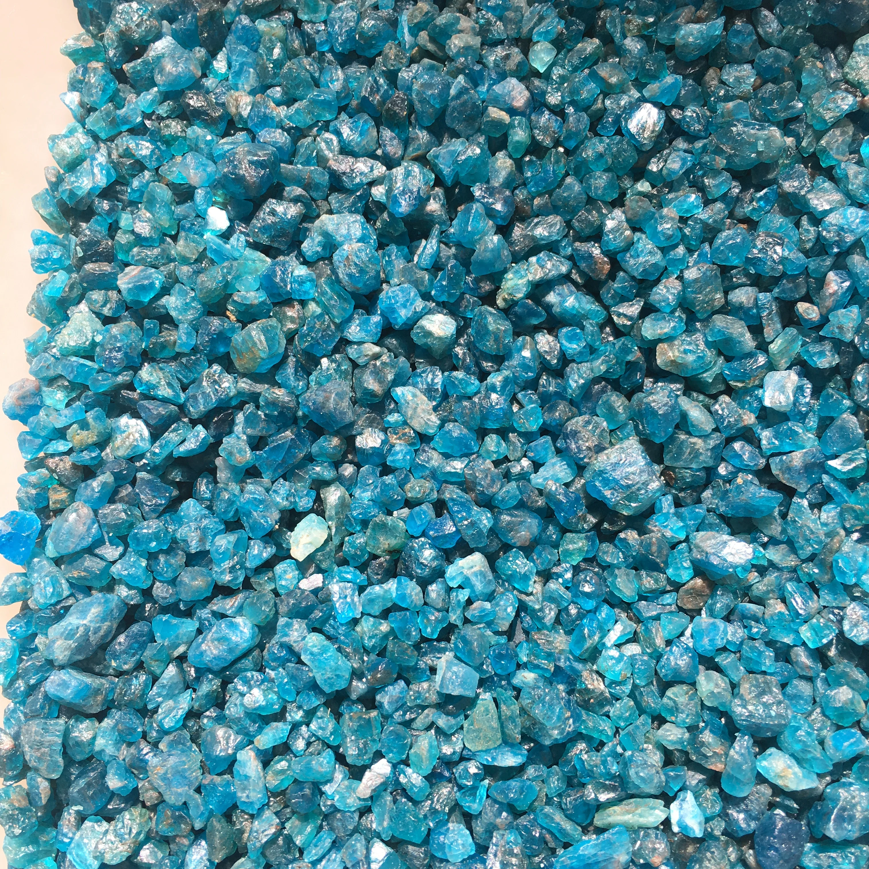 1500 г натурального необработанного синего апатита Необработанные камни Хрустальный гравий Минералы и камни Образец необработанных драгоценных камней Изображение 3