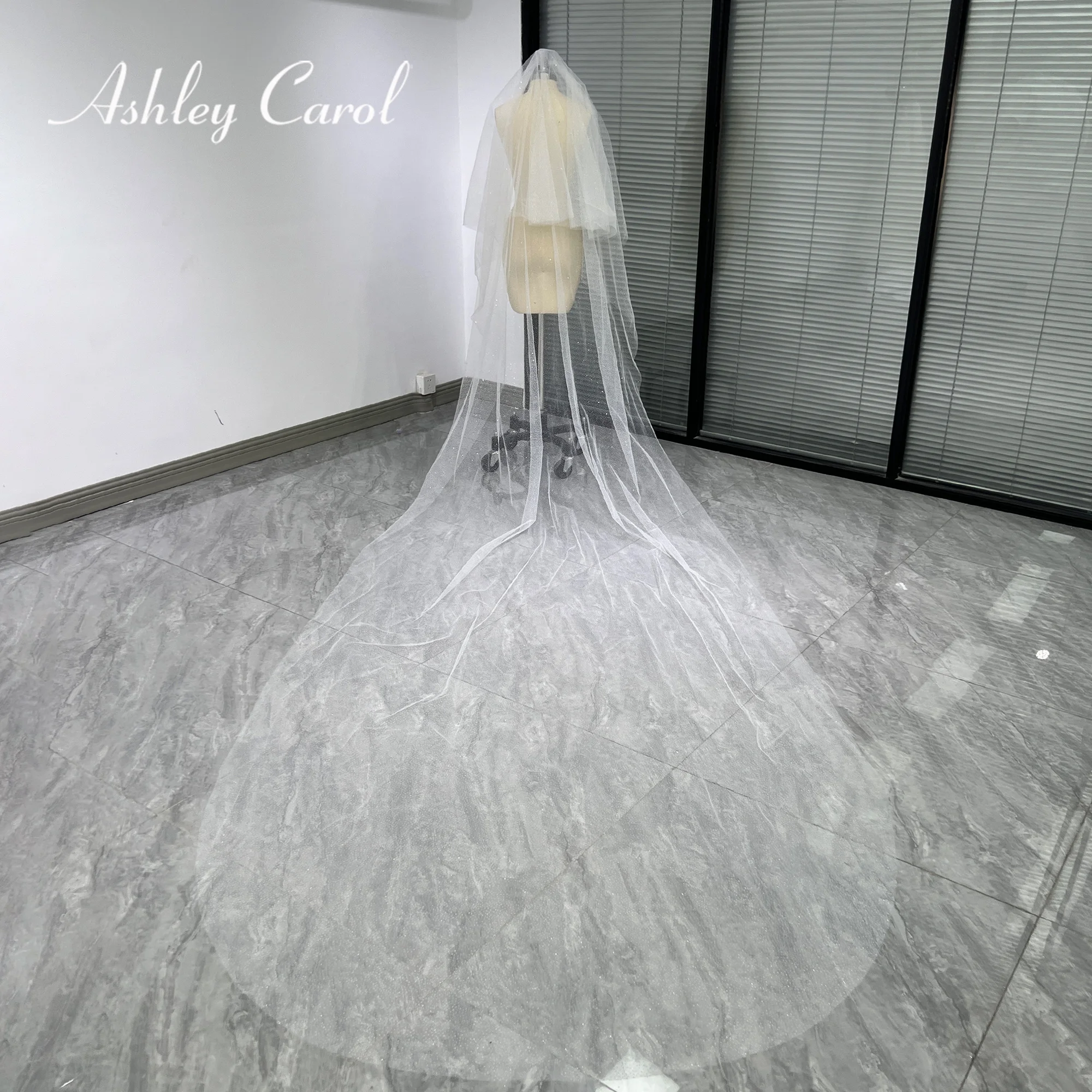 Свадебные фаты Ashley Carol из сверкающего тюля на заказ Изображение 0